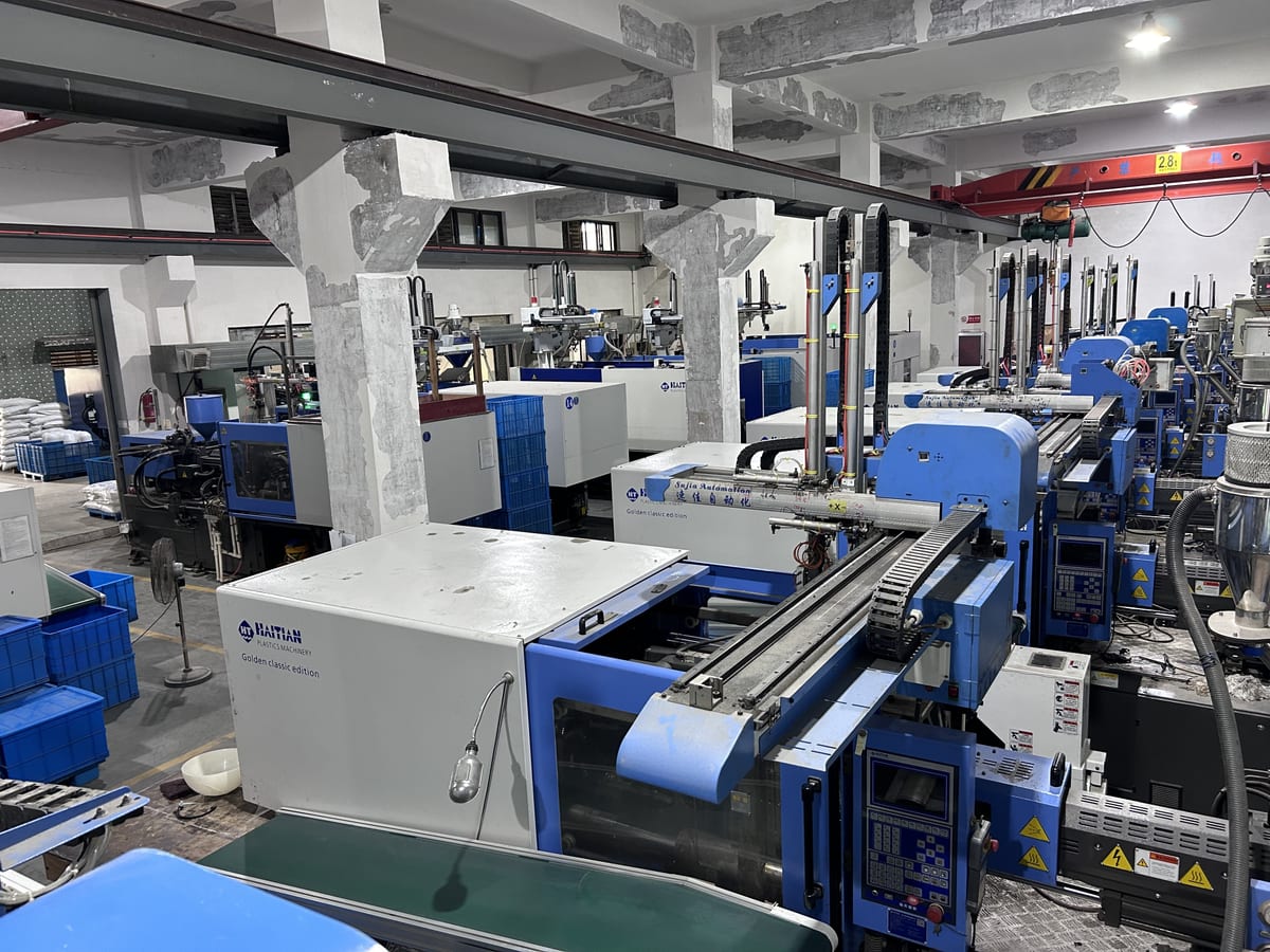 Injection moulding workshop with automated production lines